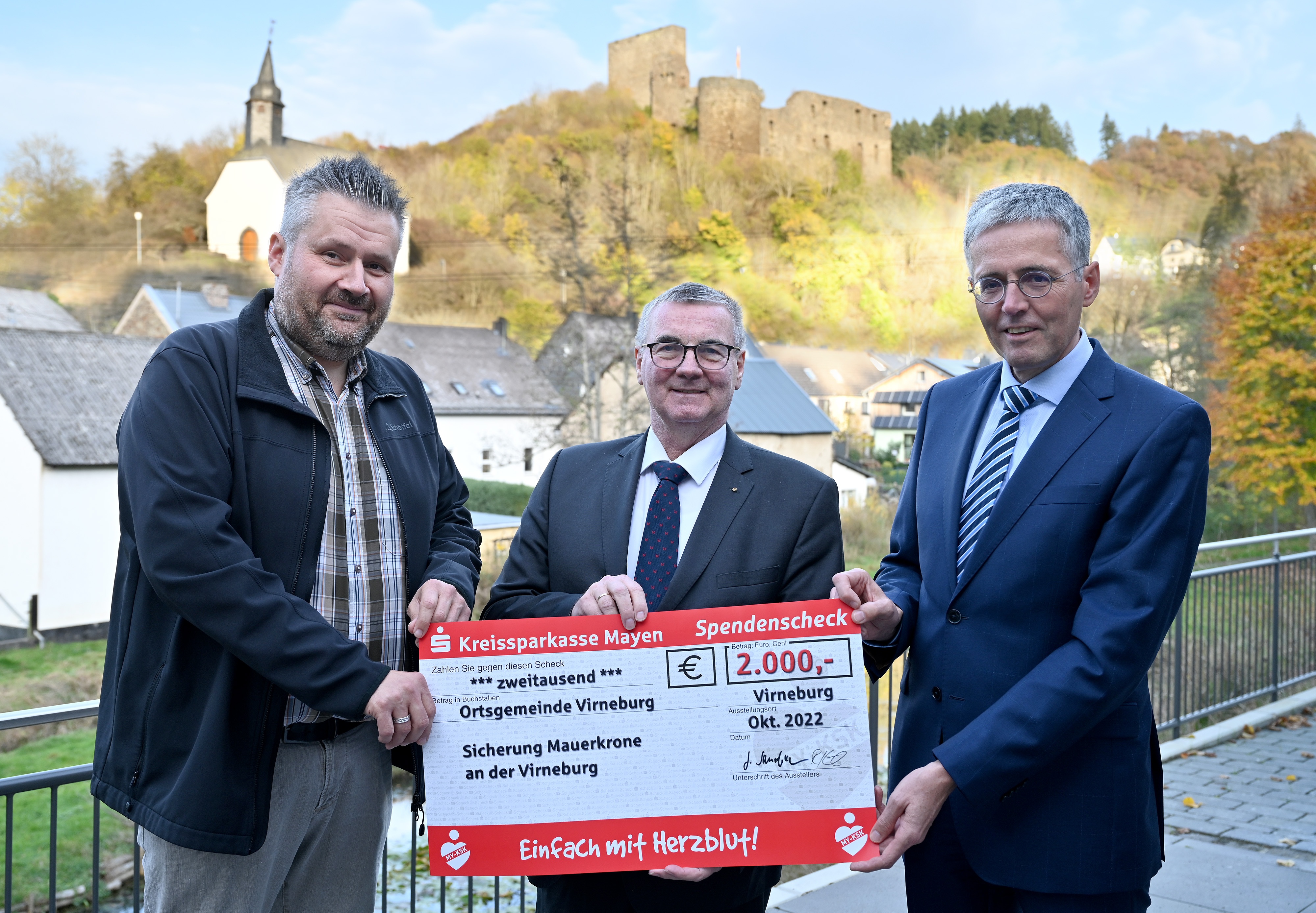 Burgturm in Virneburg mit transparentem Netz gesichert; KSK unterstützt mit 2000 Euro
